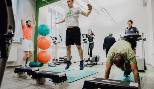 Mitarbeiter der Spielvereinigung Greuther Fürth bei Medical Fitness Fürth. Es wird ein Herz-Kreislauftraining an Geräten und Steppern trainiert.