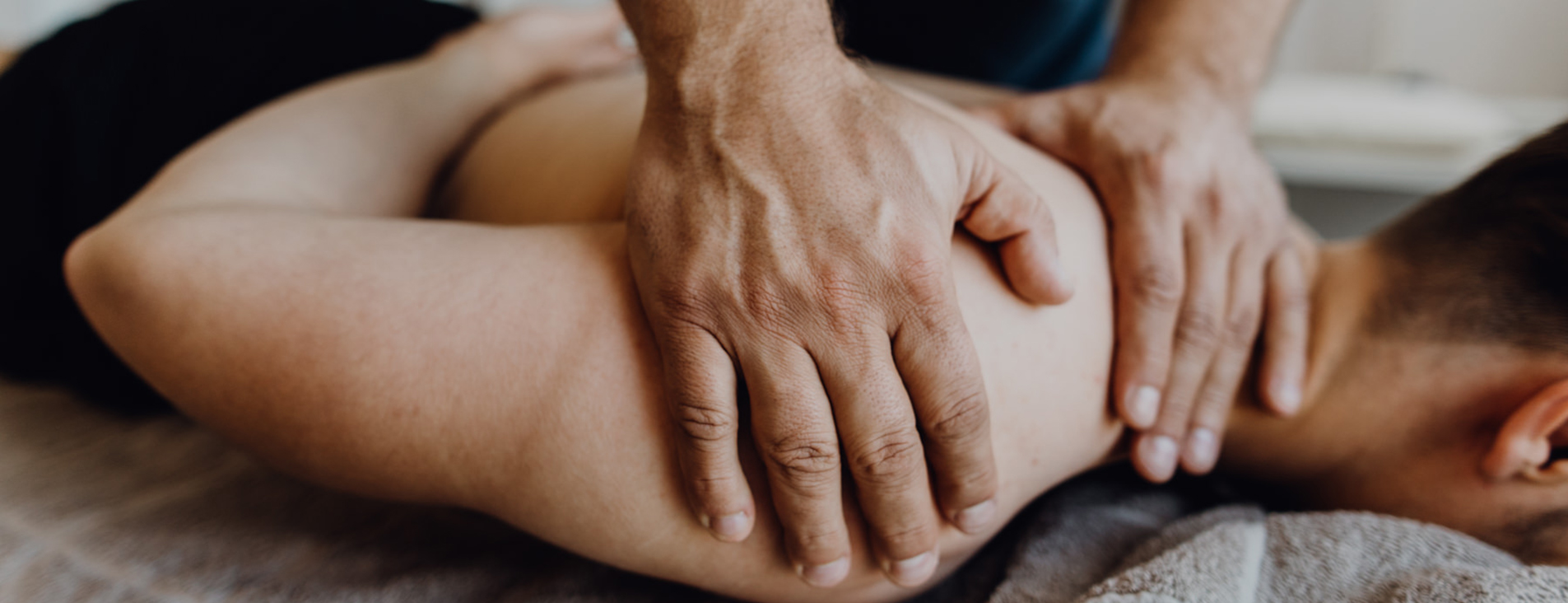 Physiotherapeutische Maßnahme an der Schulter eines Patienten