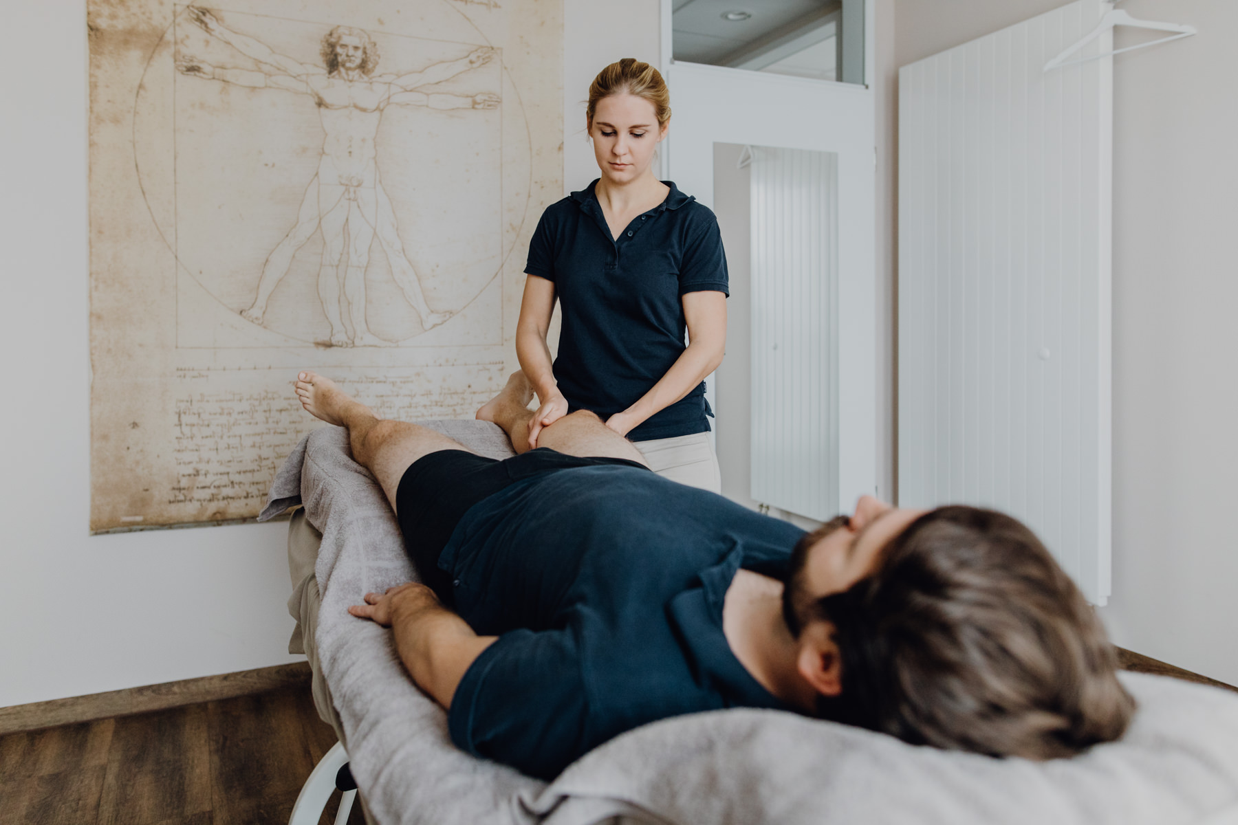 Physiotherapeut behandelt Patient mit Manueller Lymphdrainage